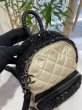 画像4: 【美品】CHANEL シャネル ココネージュ マトラッセ スパンコール バックパック ナイロン×ツイード×レザー ホワイト×ブラック シルバー金具 中古 デイパック リュックサック ココマーク レディース 女性用 ブランド 白 黒 希少 レア プレゼント ギフト バック (4)