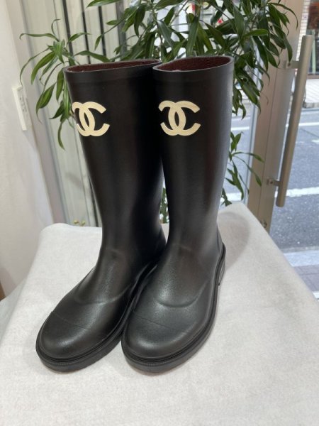 画像1: 【新品】【未使用品】CHANEL シャネルG45838 B17440 NZA90 ココマーク ロング レインブーツ 37 ラバー カーキ×ブラック 25B 2024-2025 AW メティエダ―ル 靴 シューズ レディース 女性用 ブランド グリーン 黒 レザー 長靴 希少 レア プレゼント ギフト (1)