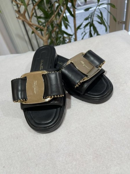 画像1: 【美品】FERRAGAMO フェラガモ ヴァラ フラットサンダル 5 1/2D レザー ブラック ゴールド金具 中古 靴 パンプス ミュール レディース 女性用 ブランド 黒 革 カーフ 希少 レア プレゼント ギフト (1)