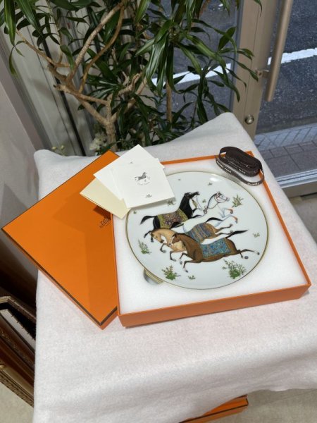 画像1: 【新品】【未使用品】HERMES エルメスデザートプレート シュヴァルドリアン Cheval d Orient 2枚セット 馬柄 陶器 ホワイト×ゴールド 2021年新作食器 お皿 インテリア 置物 ブランド 希少 レア プレゼント ギフト (1)