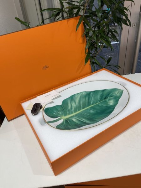 画像1: 【新品】【未使用品】HERMES エルメス オーバルプレート パシフォリア 大皿 植物柄 陶器 ホワイト×グリーン 2022年 新作 食器 プレート インテリア 置物 ブランド 希少 レア プレゼント ギフト (1)