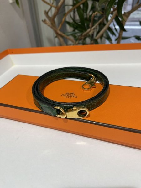 画像1: 【極美品】HERMES エルメス ショルダーストラップ アリゲーターリセ グリーン ゴールド金具 クロコダイル 中古 レディース 女性用 バンドリエール ブランド エキゾチックレザー 本革 緑 希少 レア プレゼント ギフト バッグ用 ケリー ボリード バック (1)