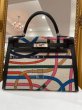 画像1: 【新品】【未使用品】HERMES エルメス ケリー32 外縫い カヴァルカドゥール トワルドゥキャンプ×スイフト マルチカラー×ブラック シルバー金具 A刻印 ハンドバッグ ショルダーバッグ 2WAYバッグ レディース 女性用 ブランド レザー 希少 レア プレゼント バック (1)