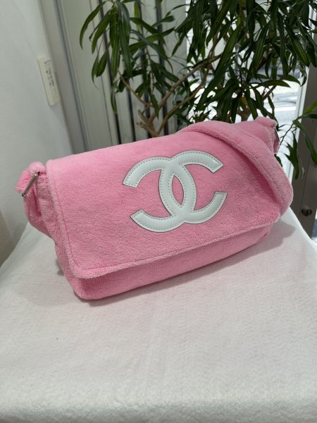 画像1: 【新品】【未使用品】CHANEL シャネル ココマーク ショルダーバッグ パイル×エナメル ピンク×ホワイト シルバー金具 ノベルティ 非売品 ハンドバッグ 2WAYバッグ メッセンジャーバッグ レディース 女性用 ブランド バック プレゼント ギフト (1)