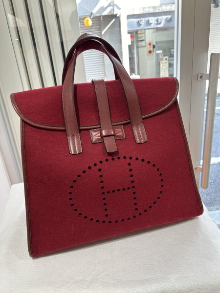 画像1: 【美品】HERMES エルメス フードゥ フェルト×レザー ルージュアッシュ ゴールド金具 Z刻印〇 ヴィンテージ レッド 中古 トートバッグ ハンドバッグ ボストンバッグ レディース 女性用 メンズ ブランド 本革 レザー カーフ 赤 希少 レア プレゼント ギフトバック (1)